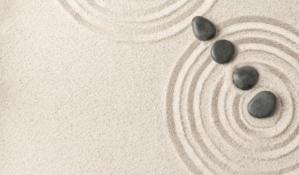 Giardino Zen di pietre e sabbia immagine di benessere ed equilibrio